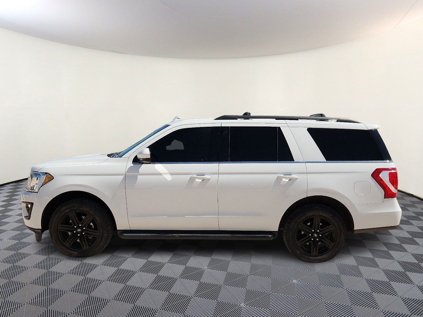 Used 2021 Ford Expedition XLT RWD image 2