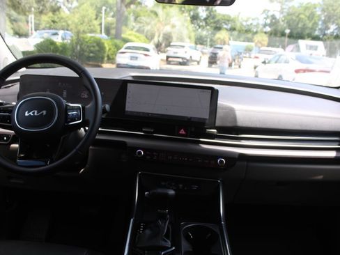 Used 2025 Kia Carnival EX FWD image 31