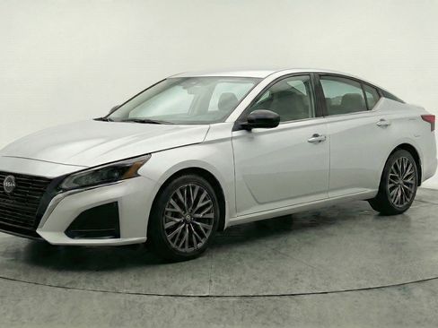 Used 2025 Nissan Altima 2.5 SV image 3