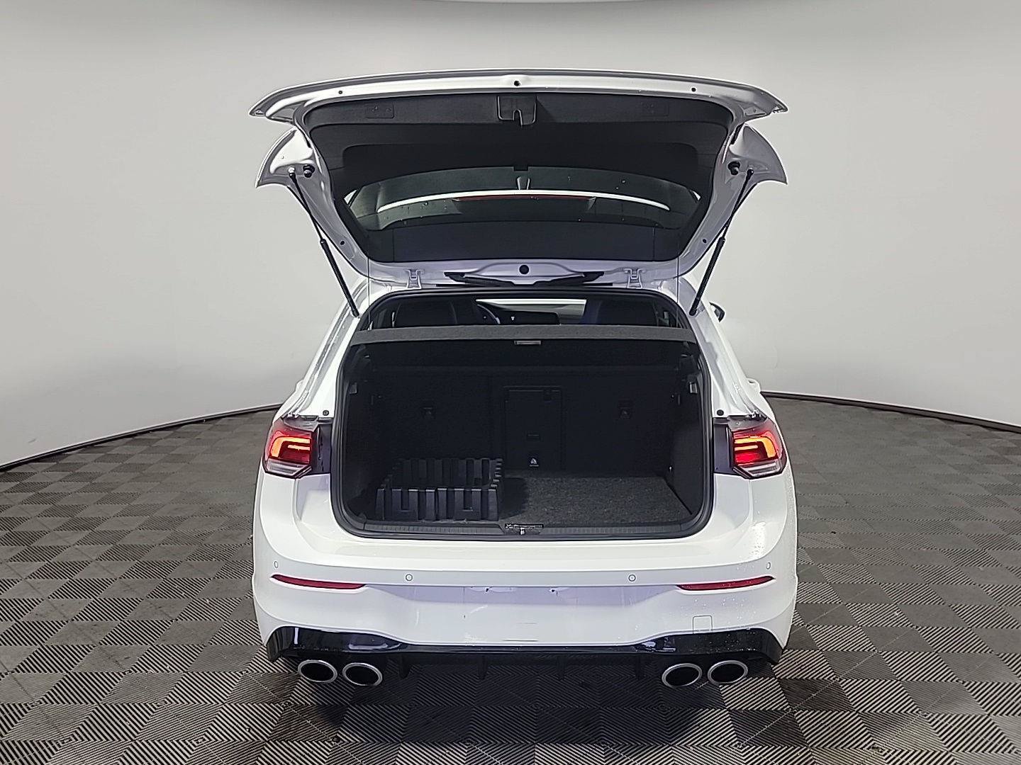 Used 2024 Volkswagen Golf R AWD/4WD image 6