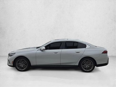 Used 2025 BMW 530i w/ Premium Package RWD image 8