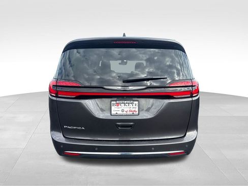 Used 2023 Chrysler Pacifica Touring-L FWD image 4