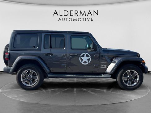 Used 2018 Jeep Wrangler Unlimited Sahara w/ Dual Top Group AWD/4WD image 6