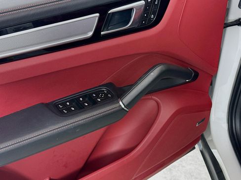 Used 2023 Porsche Cayenne Platinum Edition image 19