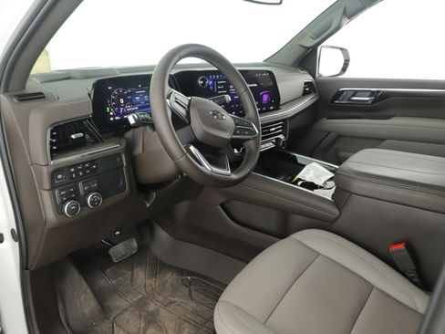 Used 2025 Chevrolet Suburban Z71 w/ Comfort Package image 8