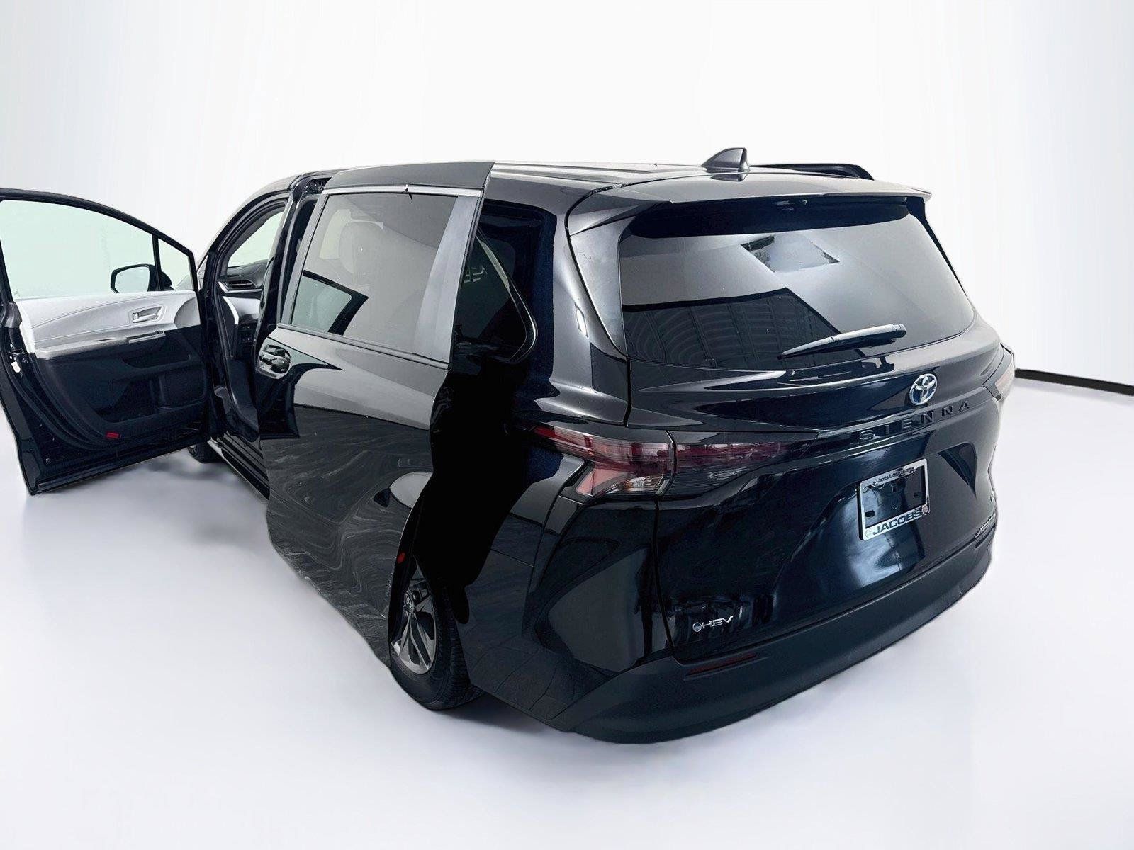Used 2025 Toyota Sienna LE FWD image 44
