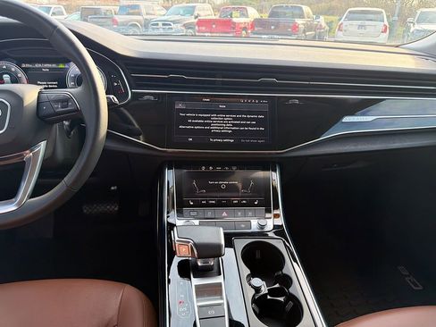 Used 2022 Audi Q8 Premium image 21