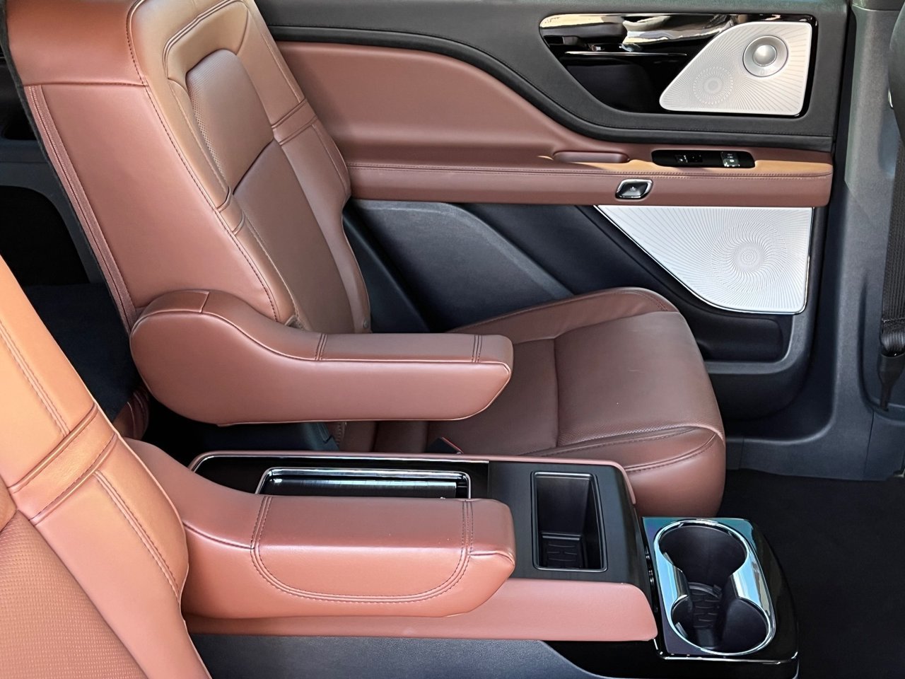 Used 2026 Lincoln Aviator Reserve w/ Luxury Package RWD image 11