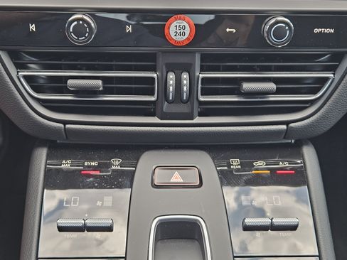 Certified 2026 Porsche Macan AWD/4WD image 19