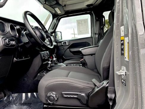 Used 2022 Jeep Gladiator Willys image 11