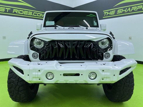 Used 2018 Jeep Wrangler Unlimited Sahara w/ Connectivity Group AWD/4WD image 3