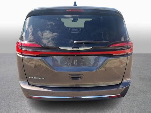 Used 2023 Chrysler Pacifica Touring-L FWD image 5