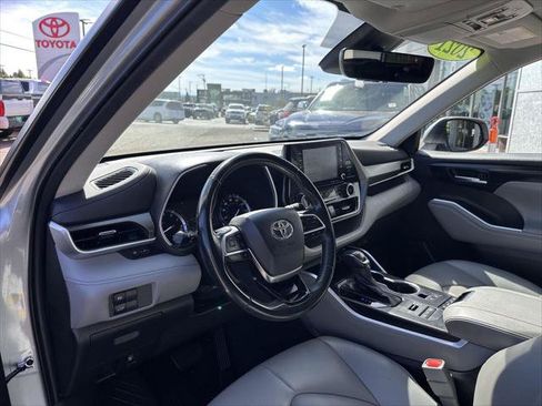 Certified 2021 Toyota Highlander XLE AWD/4WD image 9