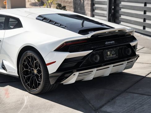 Used 2022 Lamborghini Huracan EVO image 9