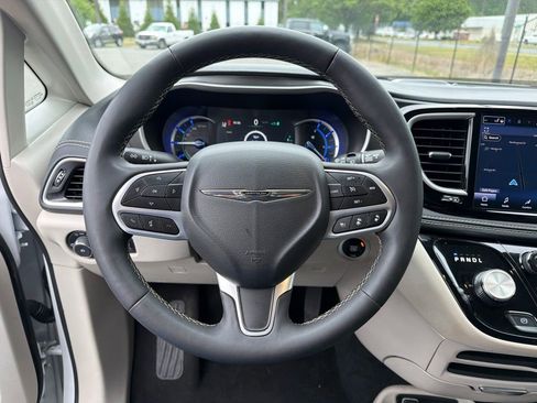 Used 2024 Chrysler Pacifica Limited FWD image 15