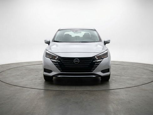 Used 2025 Nissan Versa SV image 2