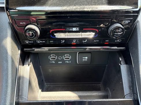 Used 2023 Jeep Grand Cherokee Laredo AWD/4WD image 18