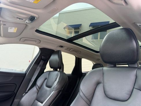 Used 2018 Volvo XC60 T5 Momentum w/ Convenience Package AWD/4WD image 13