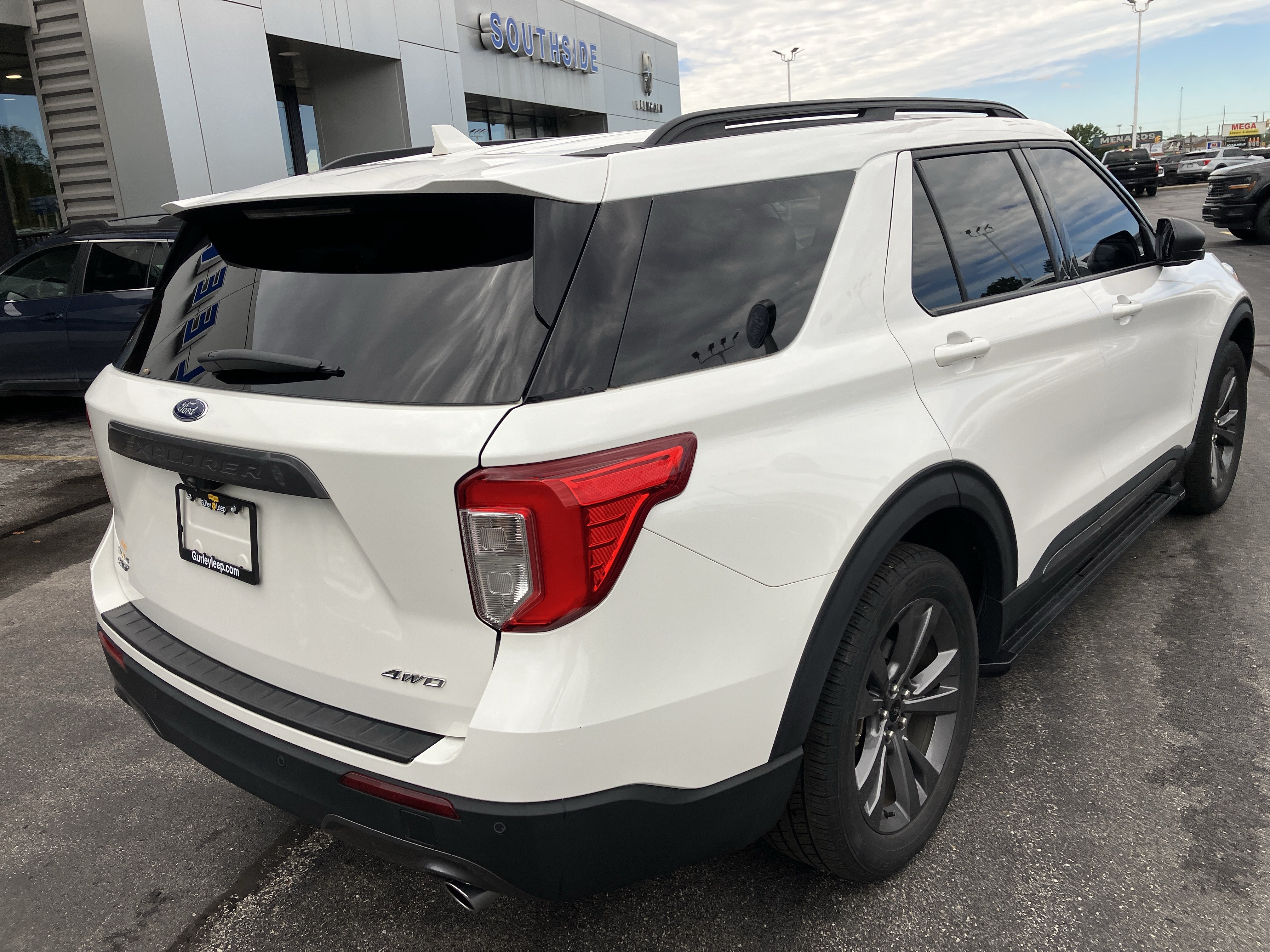 Used 2021 Ford Explorer XLT w/ Equipment Group 202A AWD/4WD image 7