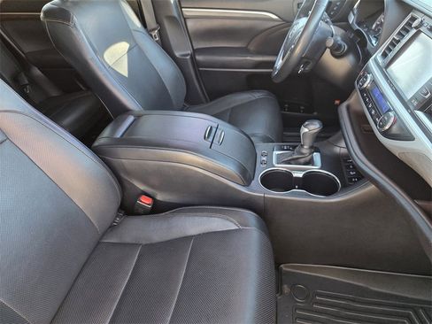 Used 2017 Toyota Highlander Limited Platinum image 11