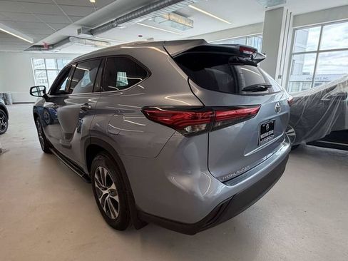 Used 2022 Toyota Highlander XLE AWD/4WD image 6