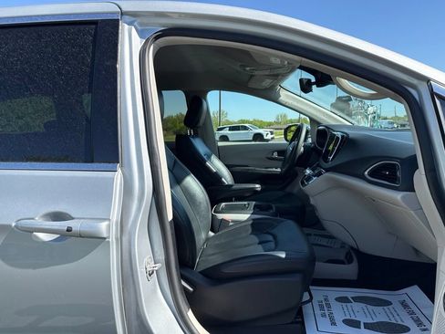 Used 2024 Chrysler Pacifica Touring-L FWD image 11