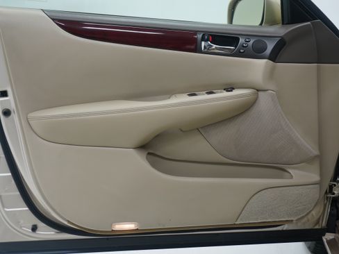 Used 2004 Lexus ES 330 w/ Premium Pkg FWD image 14