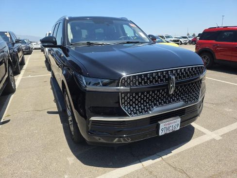 Used 2025 Lincoln Navigator L Reserve AWD/4WD image 3