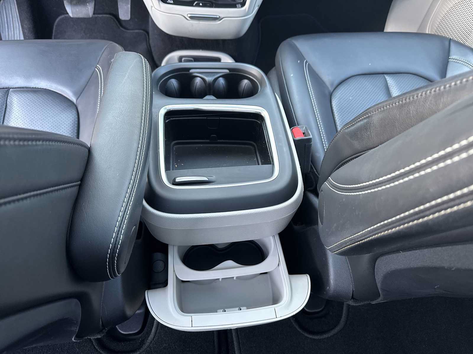 Used 2023 Chrysler Pacifica Touring-L w/ Uconnect Theater Family Group FWD image 28