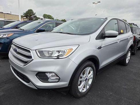 Used 2017 Ford Escape SE w/ SE Cold Weather Package FWD image 1