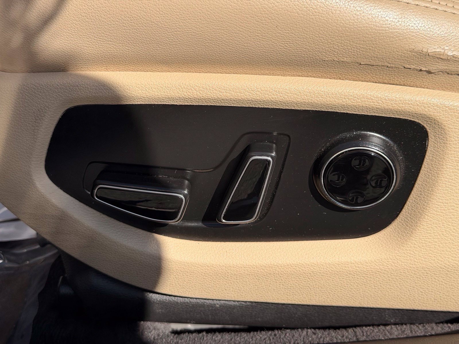 Used 2015 Hyundai Genesis 3.8 RWD image 16