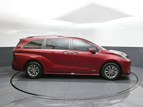 Used 2021 Toyota Sienna XLE FWD image 26