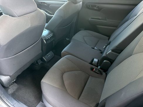 Used 2025 Toyota Highlander LE FWD image 11