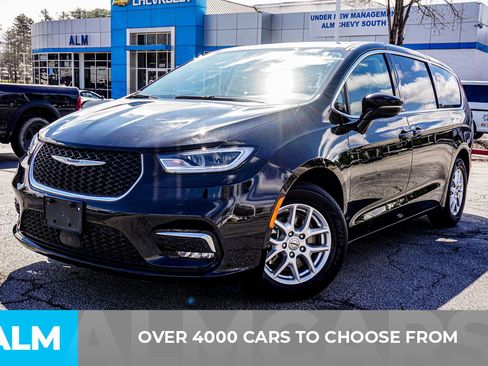 Used 2024 Chrysler Pacifica Touring-L FWD image 2