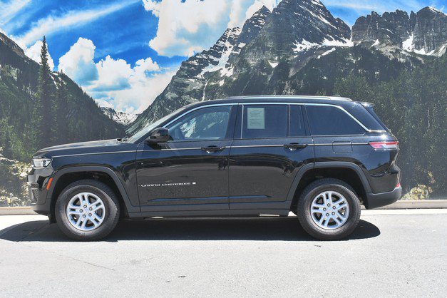 Used 2023 Jeep Grand Cherokee Laredo AWD/4WD image 7