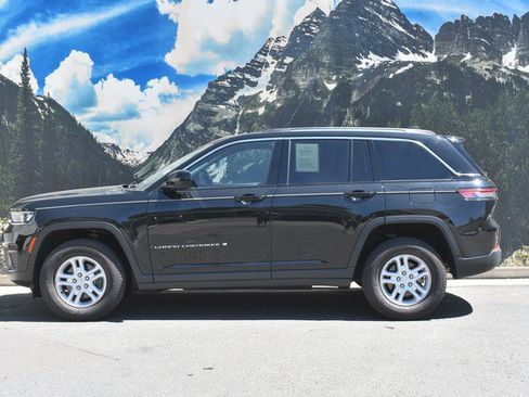 Used 2023 Jeep Grand Cherokee Laredo AWD/4WD image 7