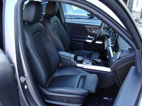 Used 2020 Mercedes-Benz GLB 250 4MATIC w/ Premium Package image 10