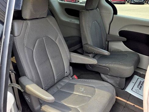 Used 2017 Chrysler Pacifica LX w/ Tire & Wheel Group image 12