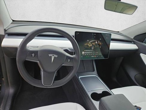 Used 2022 Tesla Model Y Long Range image 17