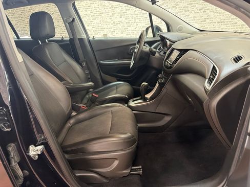 Used 2022 Chevrolet Trax LT w/ LT Convenience Package FWD image 11