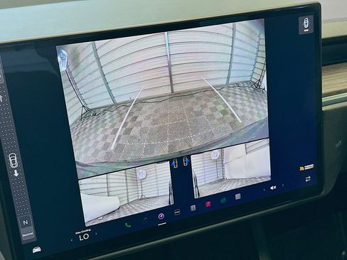 Used 2022 Tesla Model S image 9