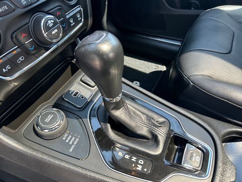 Used 2021 Jeep Cherokee Limited w/ Elite Package AWD/4WD image 21