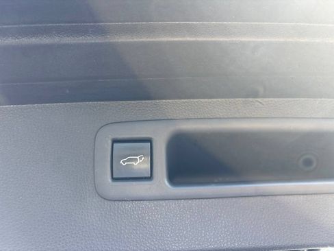 Used 2022 Toyota Highlander LE FWD image 11