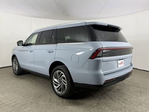 Used 2025 Lincoln Navigator Reserve image 5