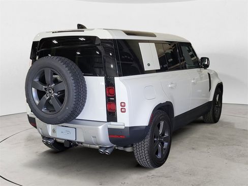 New 2024 Land Rover Defender 110 SE image 6