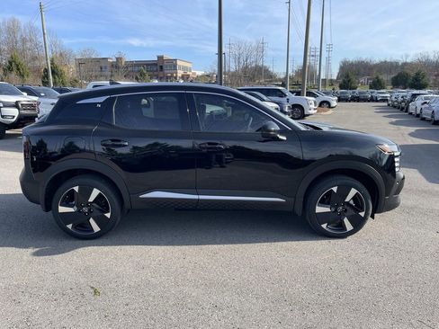 New 2026 Nissan Kicks SR w/ SR Premium Package FWD image 2