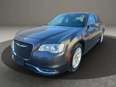 Used 2017 Chrysler 300 C RWD image 1