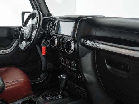 Used 2013 Jeep Wrangler Unlimited Rubicon image 14