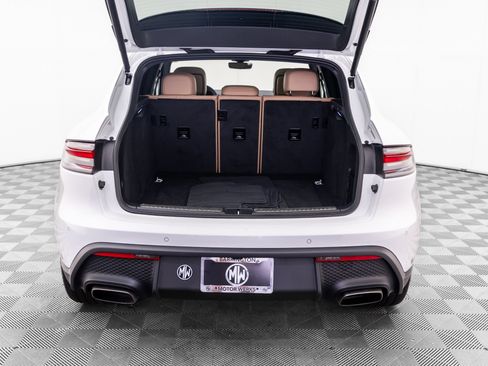 Certified 2026 Porsche Macan AWD/4WD image 32
