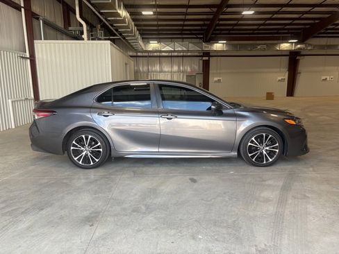Used 2018 Toyota Camry L image 1